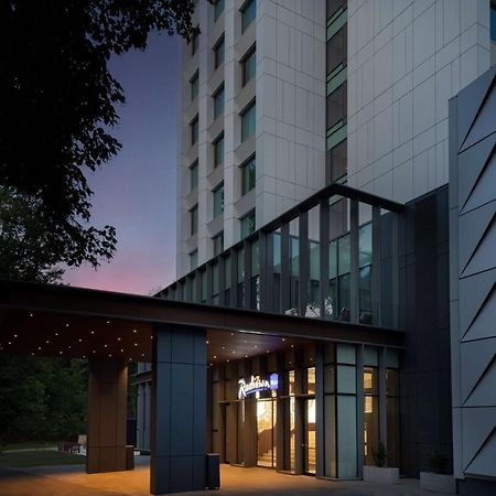 Radisson Blu Hotel, Cluj Екстериор снимка Entrance to the hotel