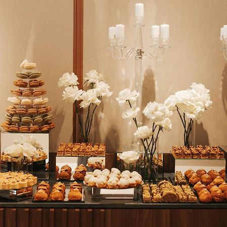 Radisson Blu Hotel, Cluj Екстериор снимка A dessert table at a wedding
