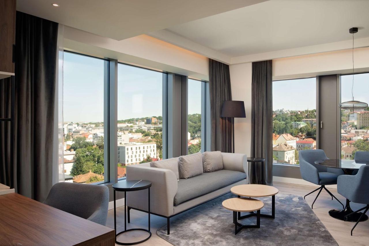 Radisson Blu Hotel, Cluj Екстериор снимка The living room of a suite at the hotel