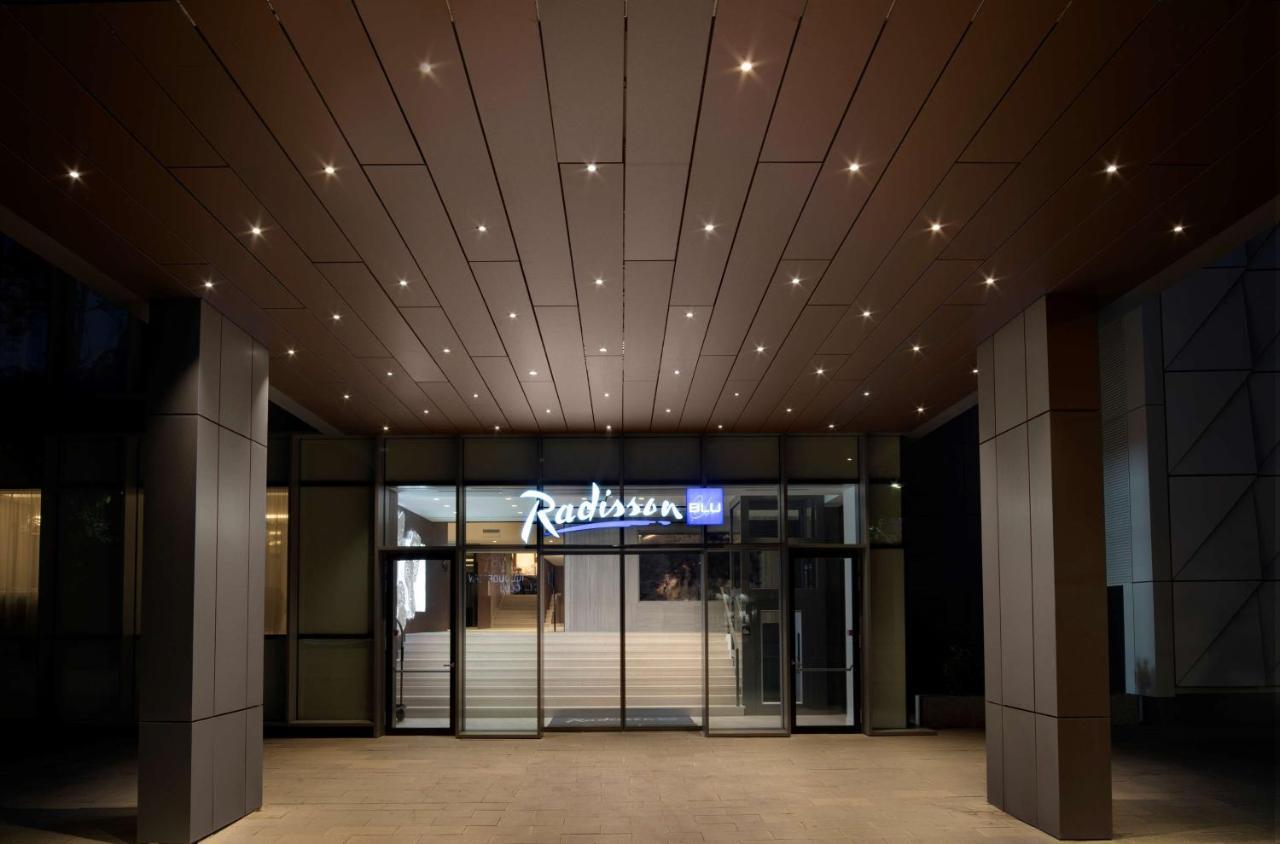 Radisson Blu Hotel, Cluj Екстериор снимка Entrance to Radisson Blu Hotel, Brussels