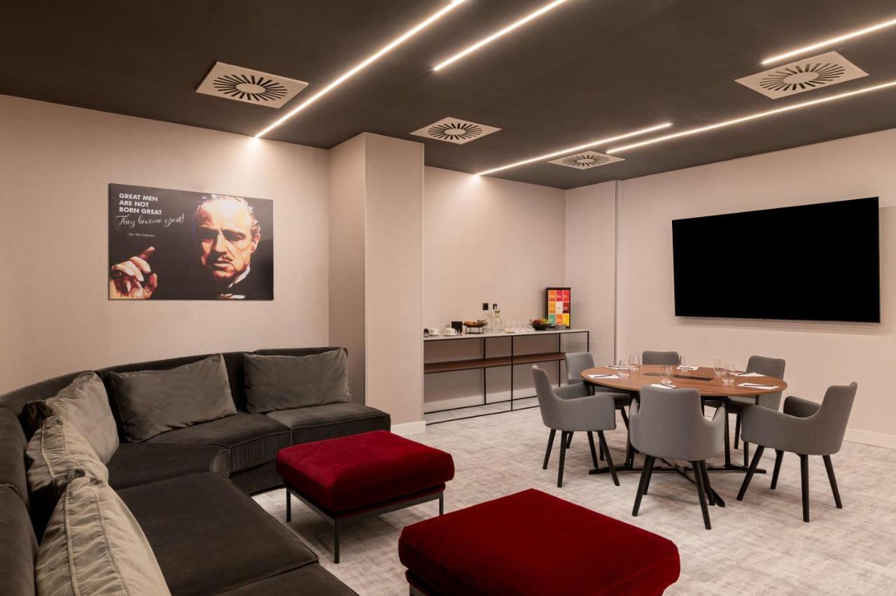 Radisson Blu Hotel, Cluj Екстериор снимка The VIP lounge at the airport