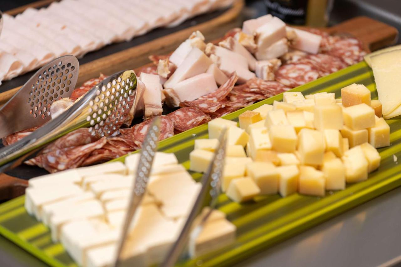 Radisson Blu Hotel, Cluj Екстериор снимка A cheese platter