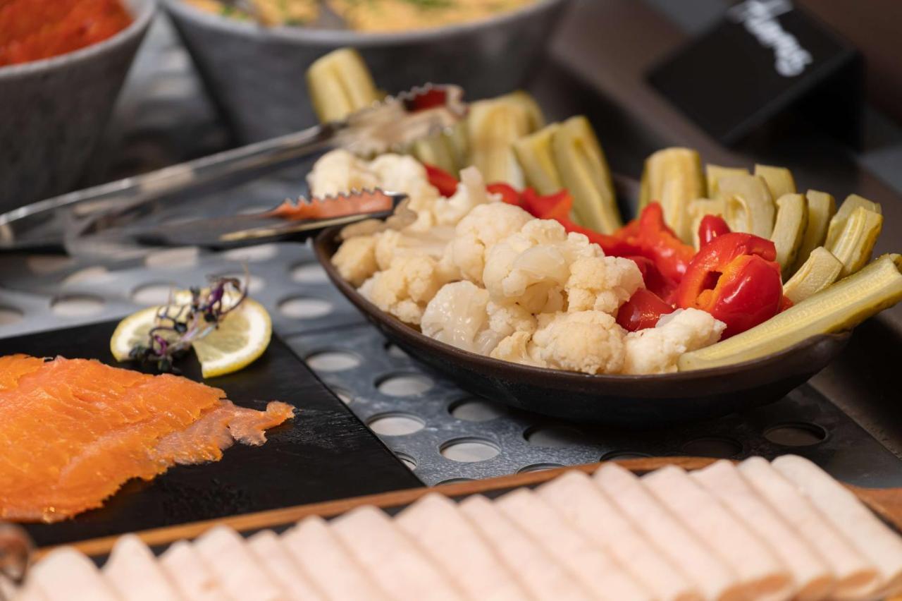 Radisson Blu Hotel, Cluj Екстериор снимка A buffet at a hotel