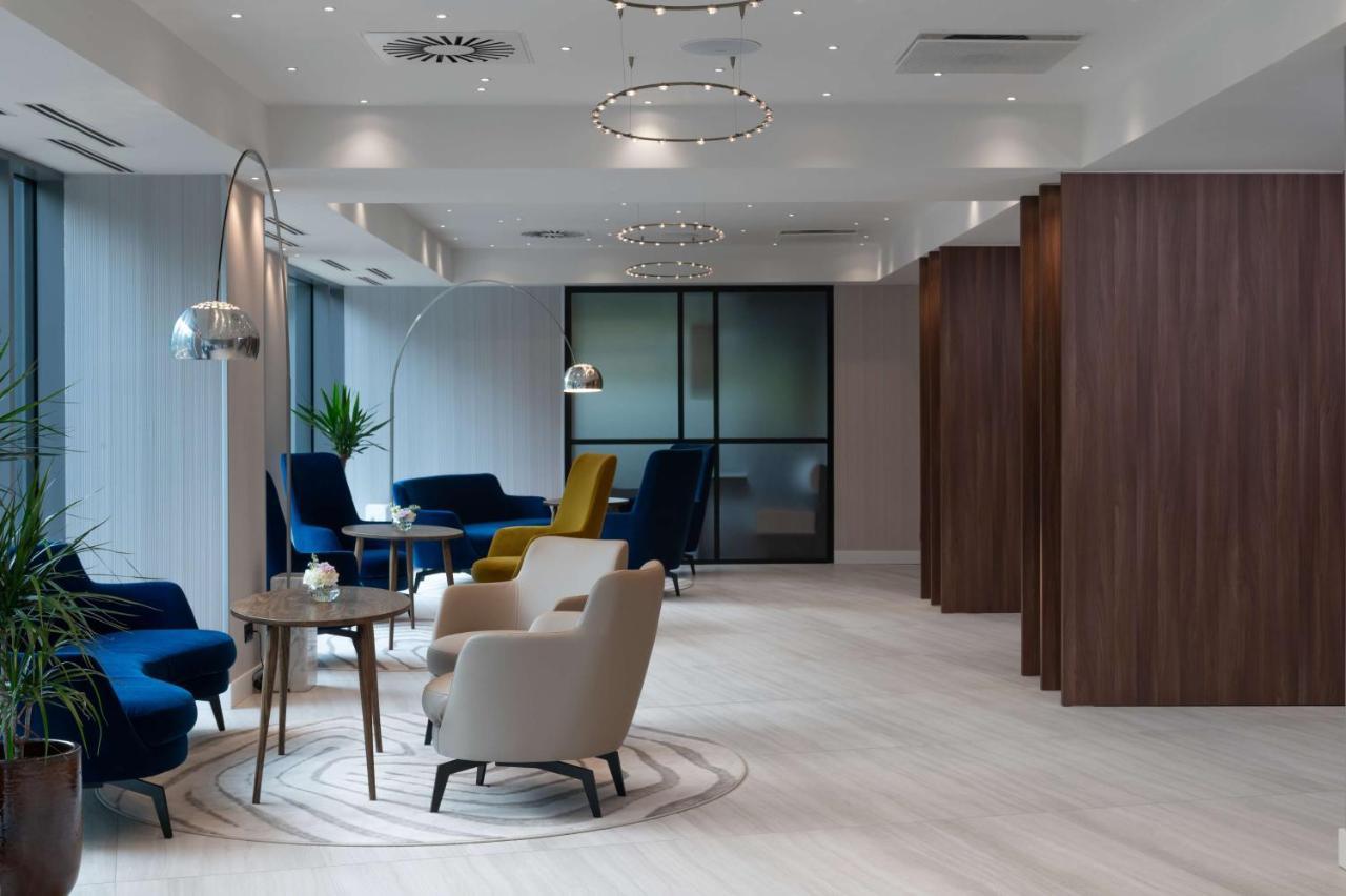 Radisson Blu Hotel, Cluj Екстериор снимка The reception area at the London office