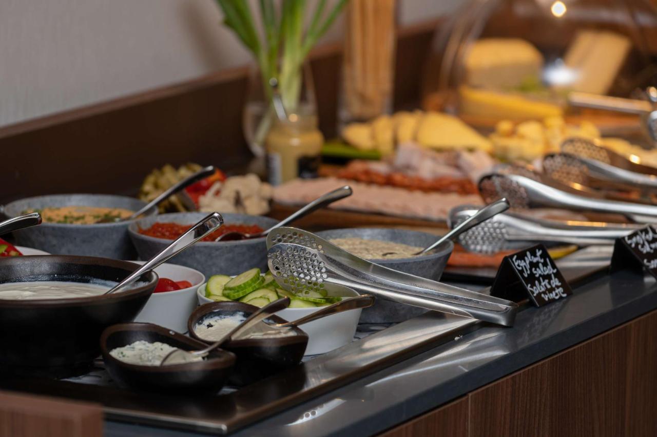 Radisson Blu Hotel, Cluj Екстериор снимка A salad bar