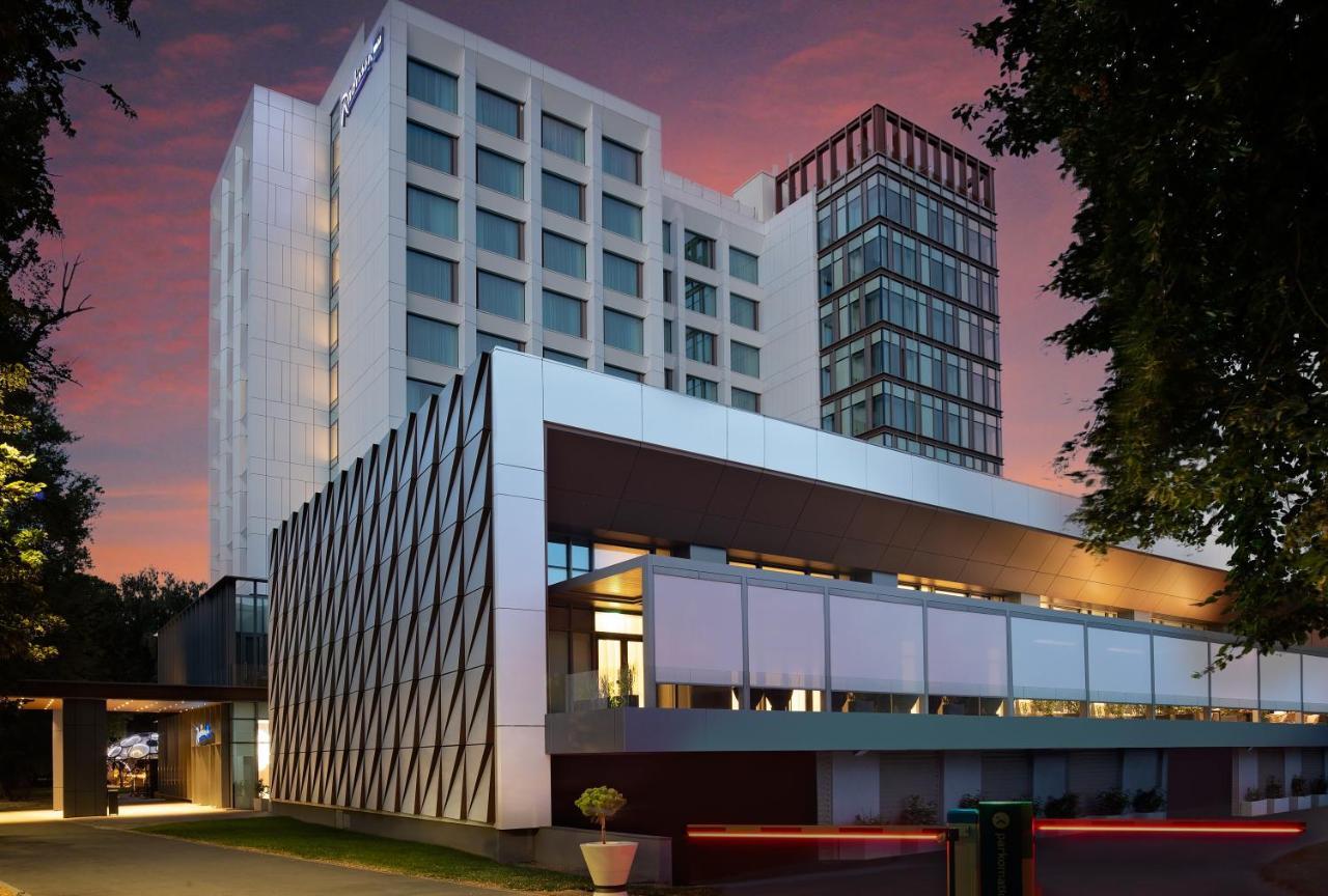Radisson Blu Hotel, Cluj Екстериор снимка The hotel at dusk