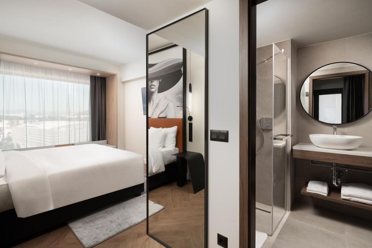 Radisson Blu Hotel, Cluj Екстериор снимка A room at the hotel