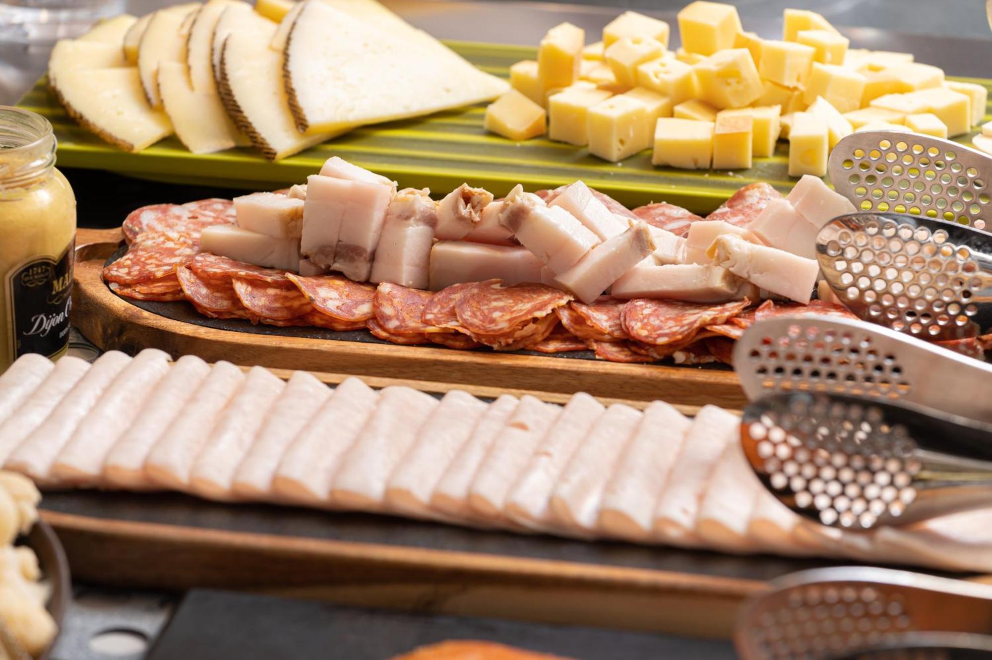 Radisson Blu Hotel, Cluj Екстериор снимка Salami and cheese