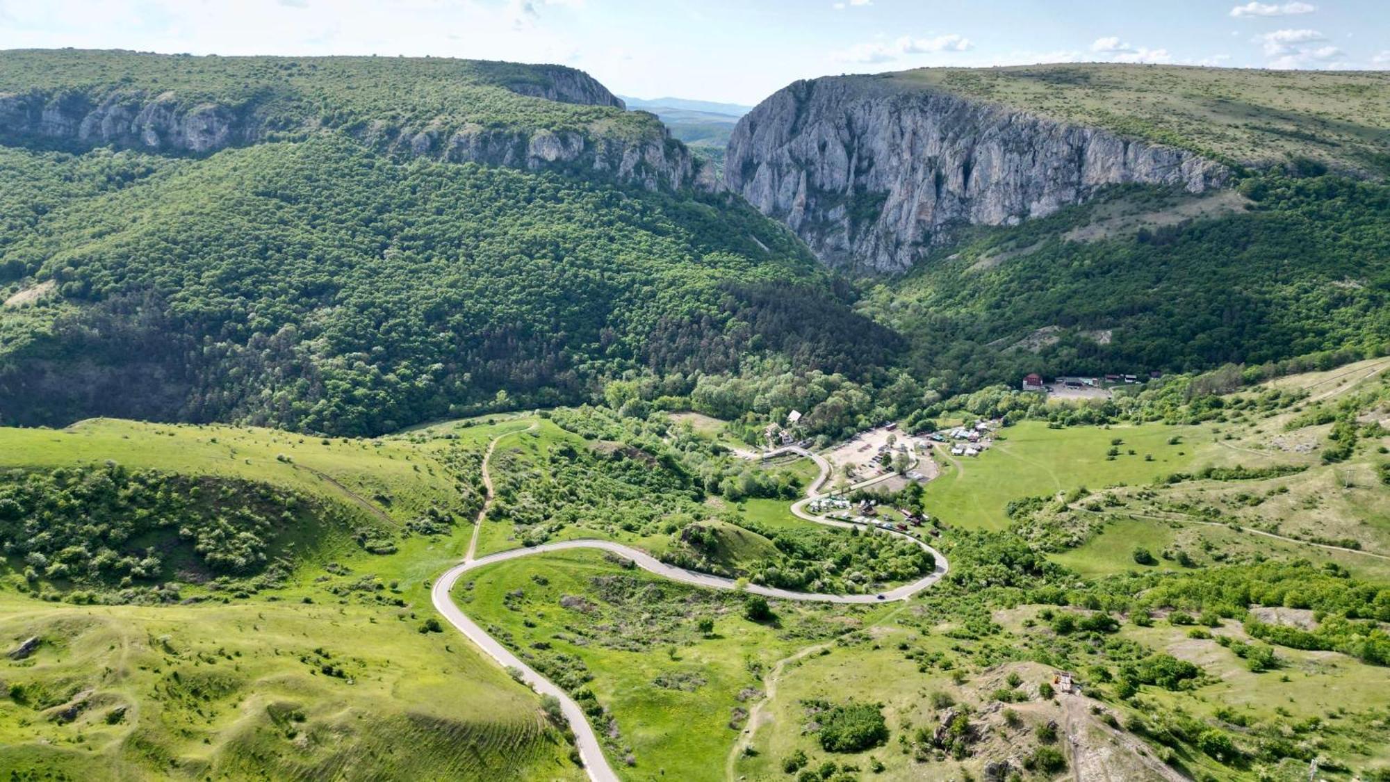 Radisson Blu Hotel, Cluj Екстериор снимка The road through the gorge