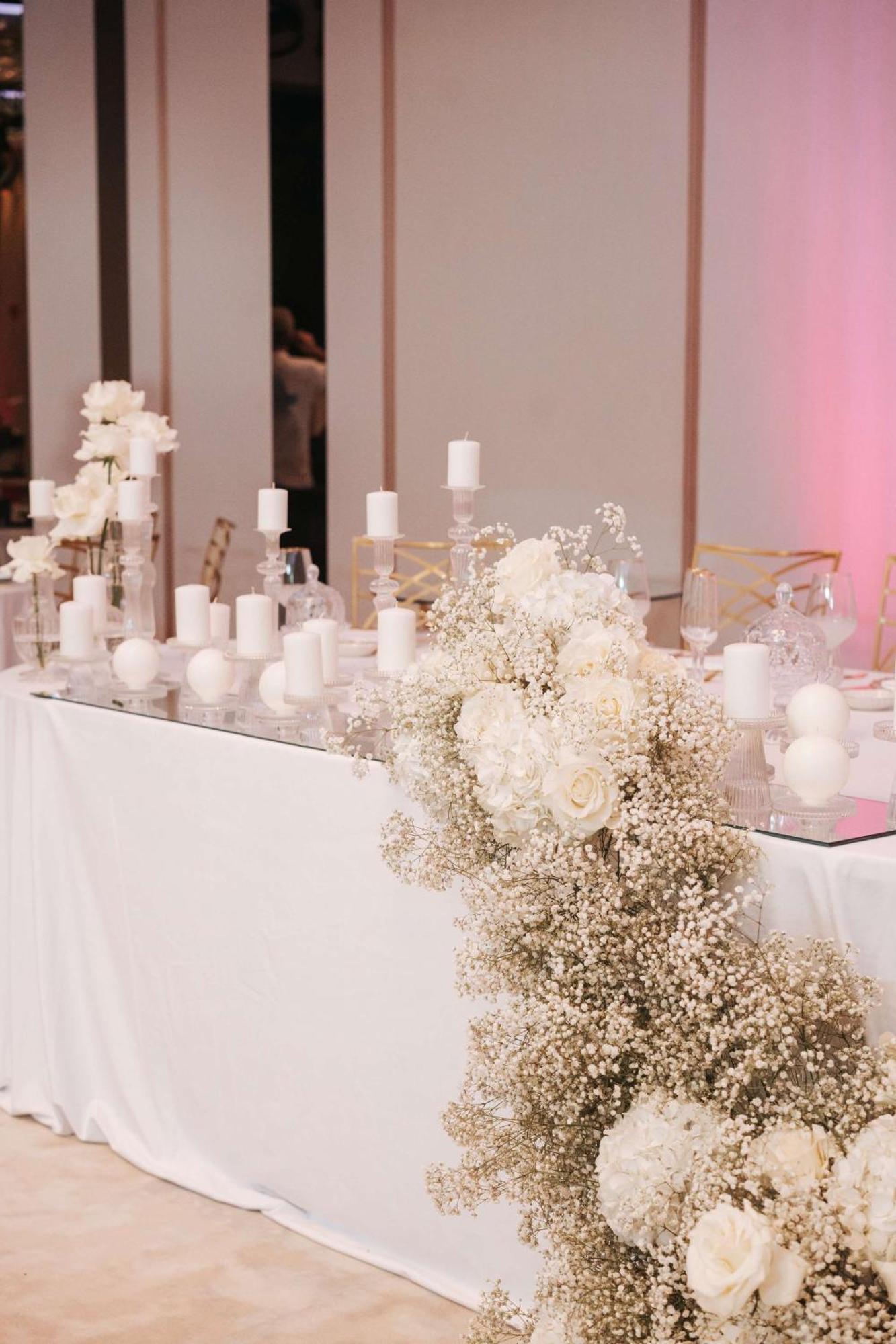 Radisson Blu Hotel, Cluj Екстериор снимка A table decorated with white flowers and candles